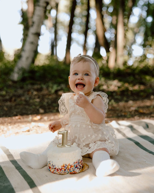 Enterizo Beige con Encaje Floral y Volantes Laterales