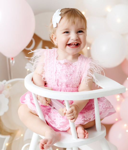 Vestido Rosa de Encaje con Plumas – Glamour y Dulzura en una sola prenda