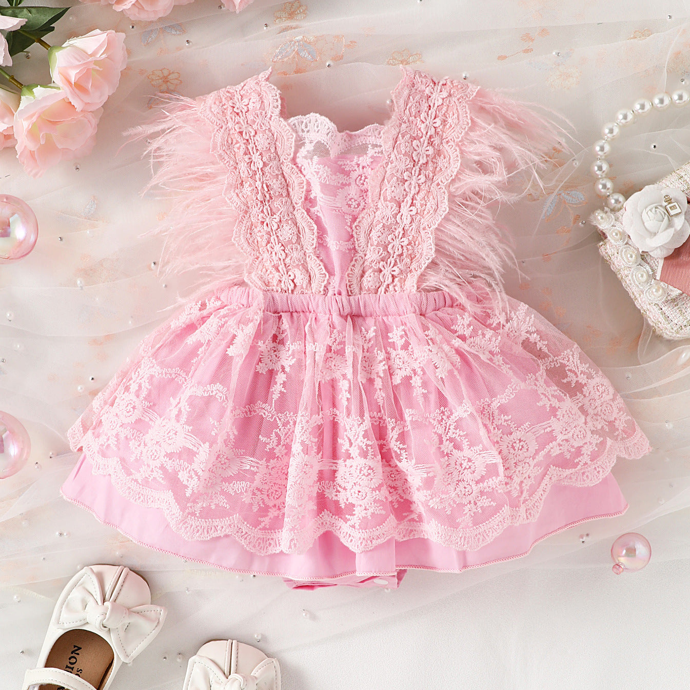 Vestido Rosa de Encaje con Plumas – Glamour y Dulzura en una sola prenda
