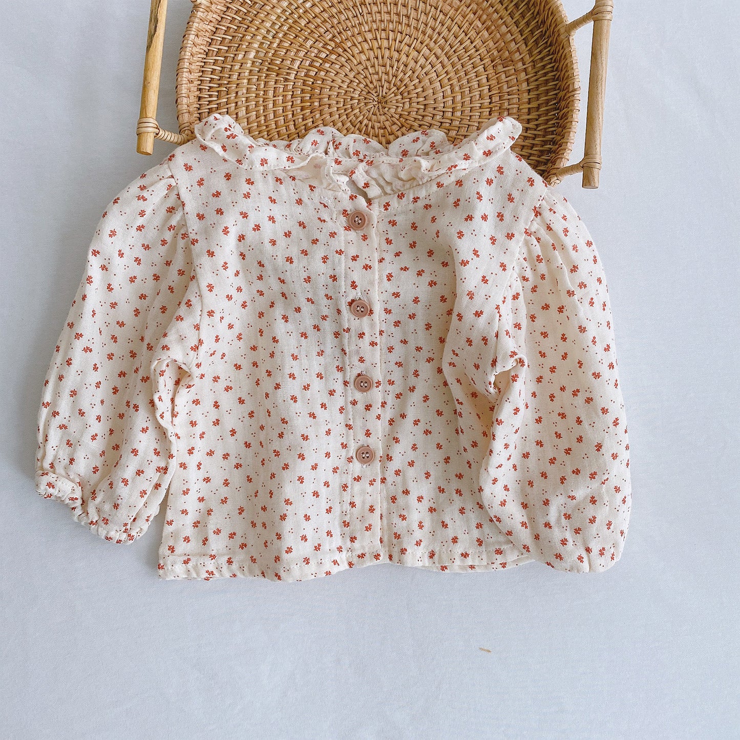 Conjunto Vintage de Blusa Floral y Jardinera de Punto para Bebé – Modelo Cozy Bloom