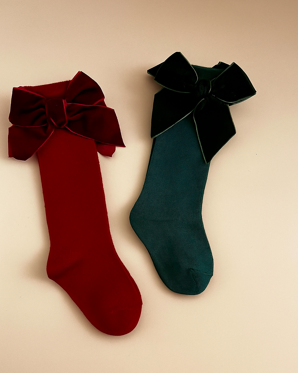Medias con Lazo de Terciopelo – Colección Magia Navideña 🎄🎀