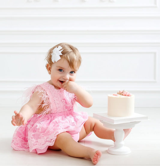 Vestido Rosa de Encaje con Plumas – Glamour y Dulzura en una sola prenda