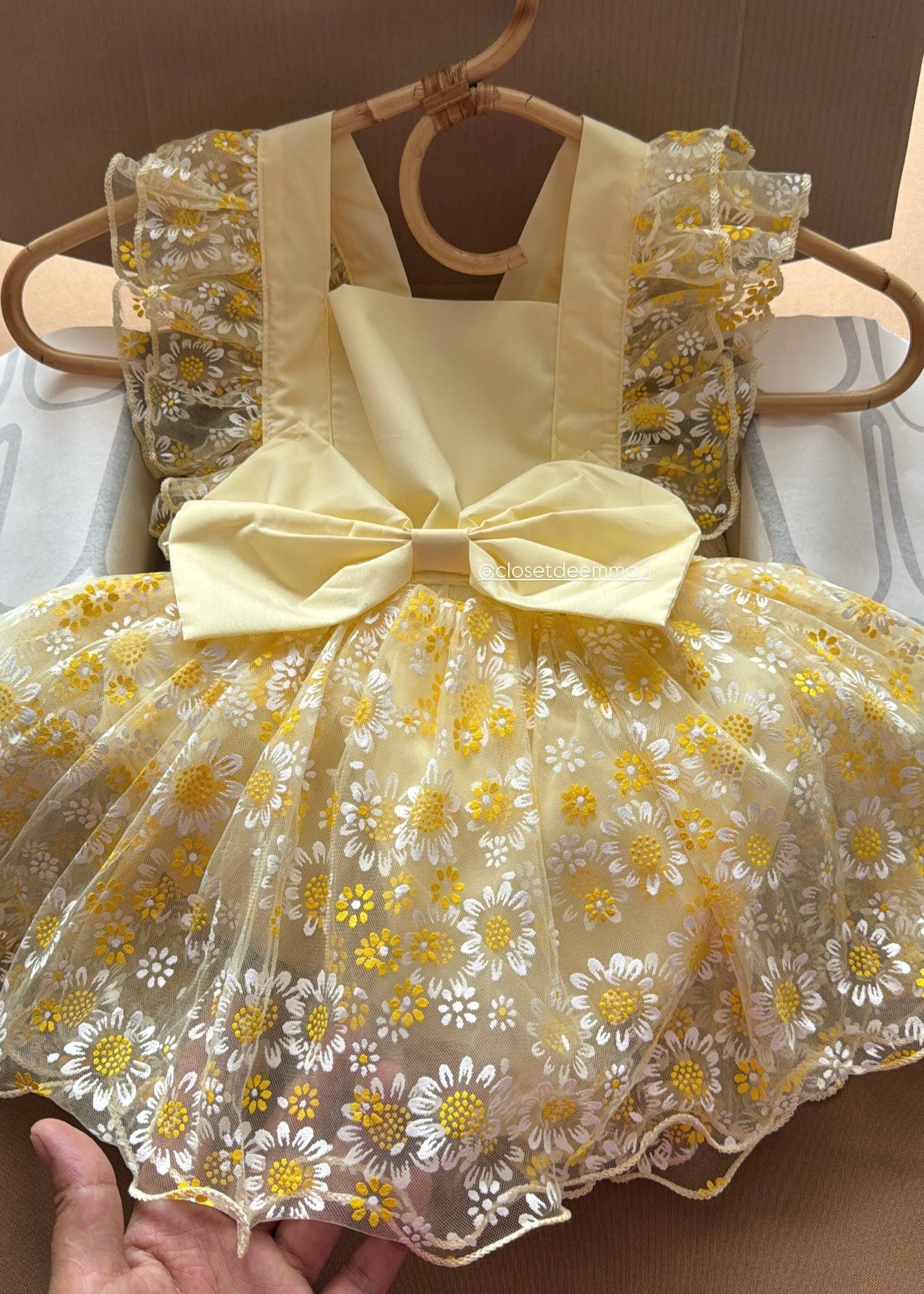 Vestido Amarillo con Tul Bordado de Margaritas y Lazo Frontal