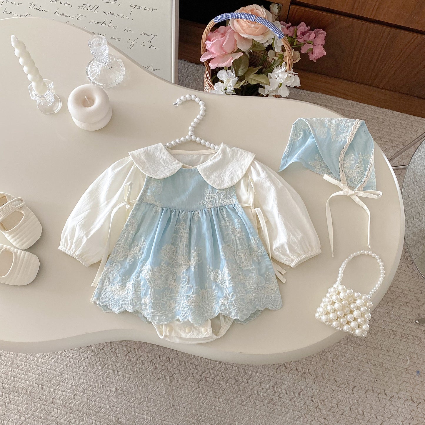 Vestido Celeste con Encaje Blanco y Gorro a Juego