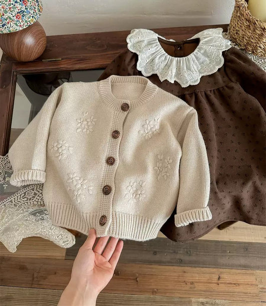 Vestido Chocolate con Cuello de Encaje + Cardigan Beige Bordado (Conjunto 2 Piezas)