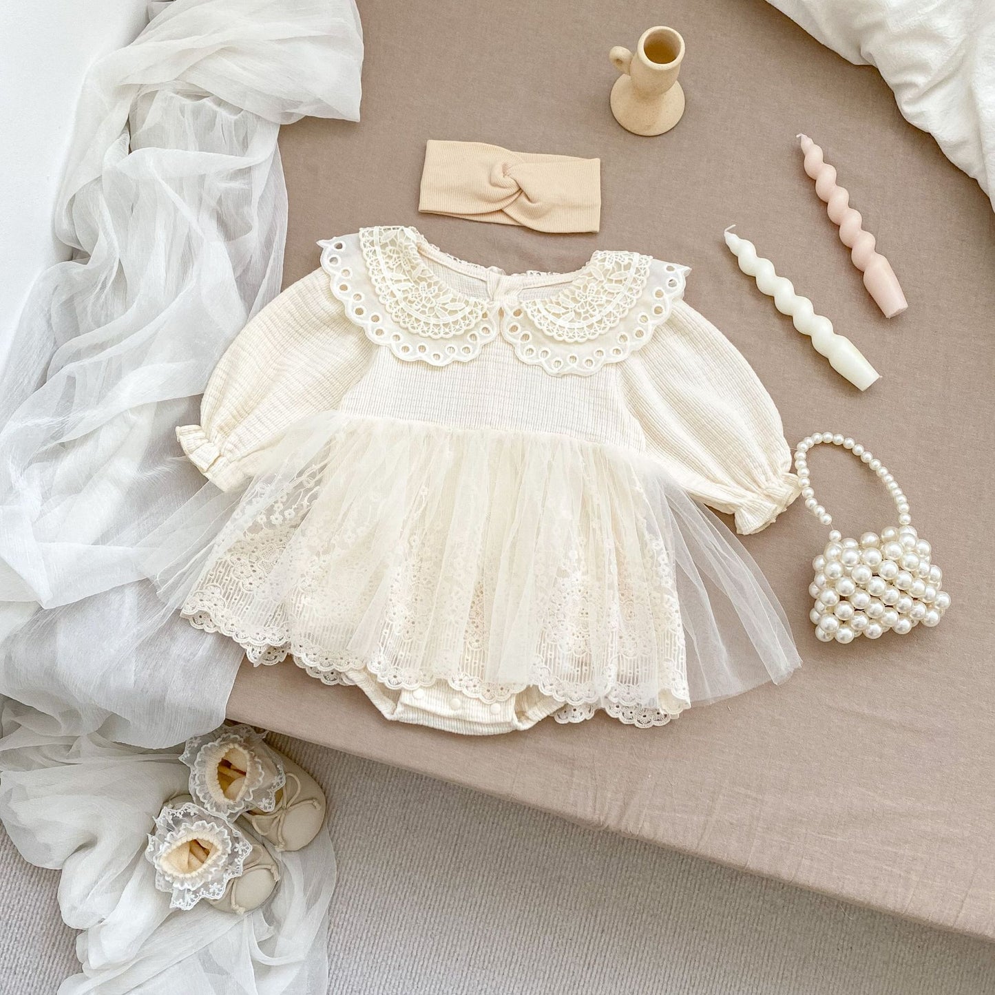 Vestido de Encaje Marfil con Cuello Vintage Bordado