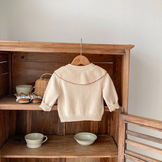 Cárdigan Beige con Cuello de Volantes y Bordado Floral 🌼