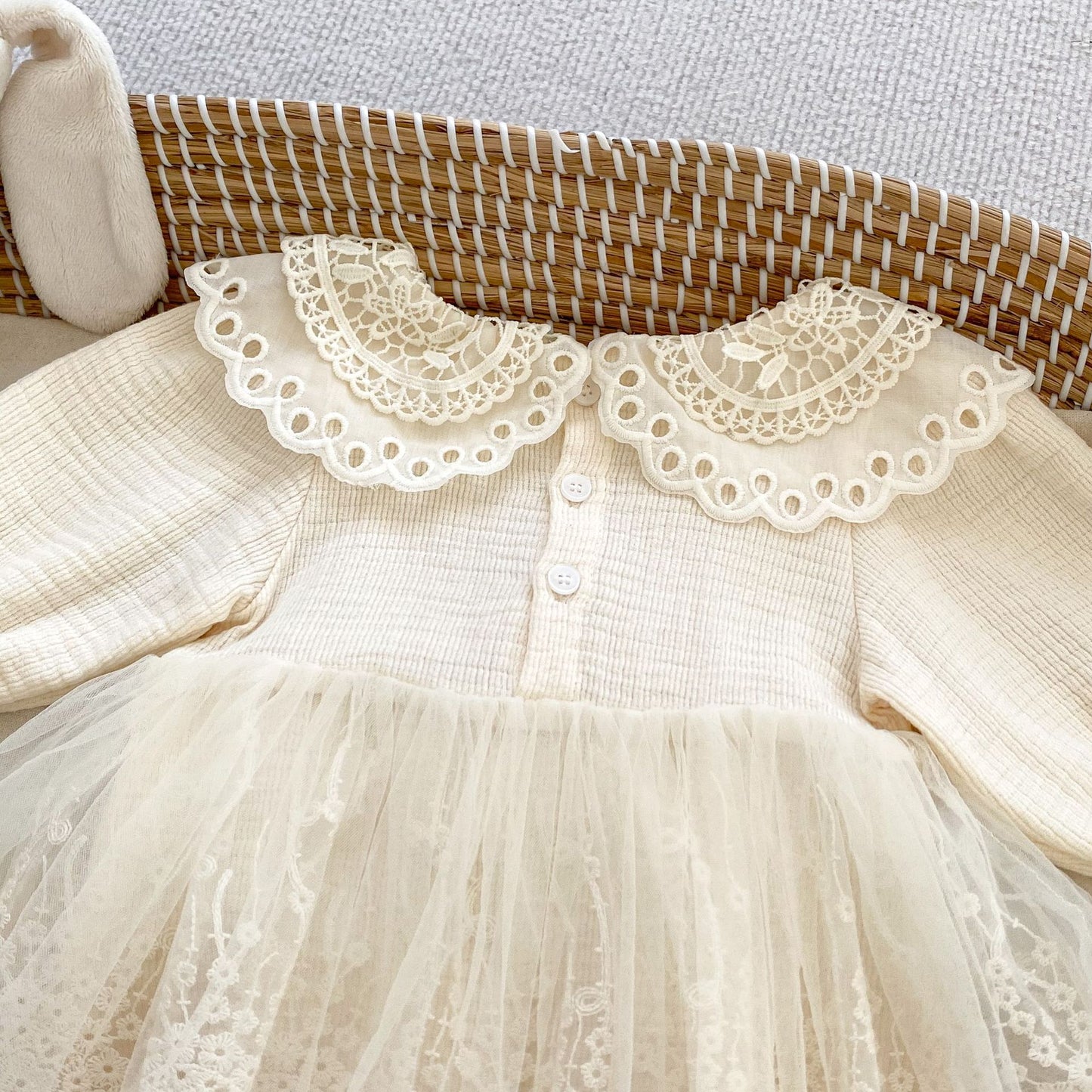 Vestido de Encaje Marfil con Cuello Vintage Bordado