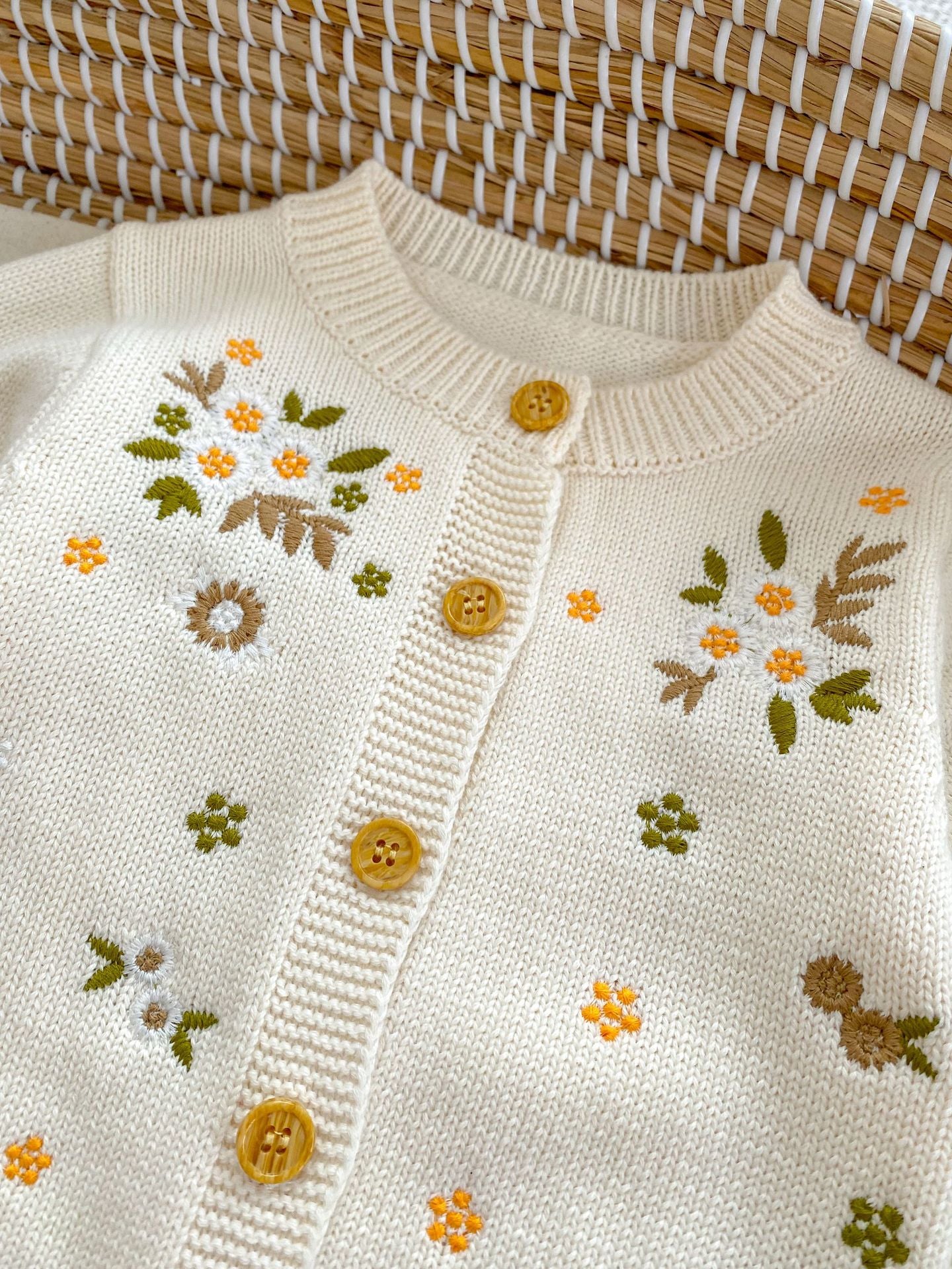 Cárdigan Tejido Color Crema con Bordado Floral