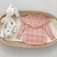 Romper Tejido Rosa Empolvado con Volantes y Relieve Floral | Bodýs para Bebé | Ropa de bebé y niña | El Closet de Emma