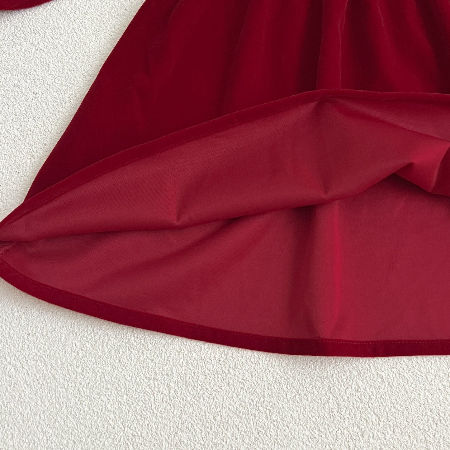 Vestido Rojo Clásico con Cuello Blanco – Colección Encanto de Navidad 🎄👑