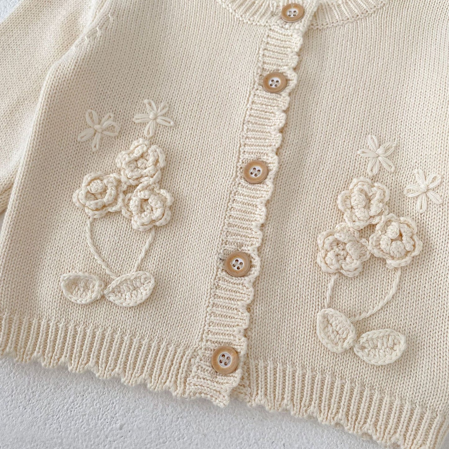 Cárdigan Crema con Flores en Relieve 🌼