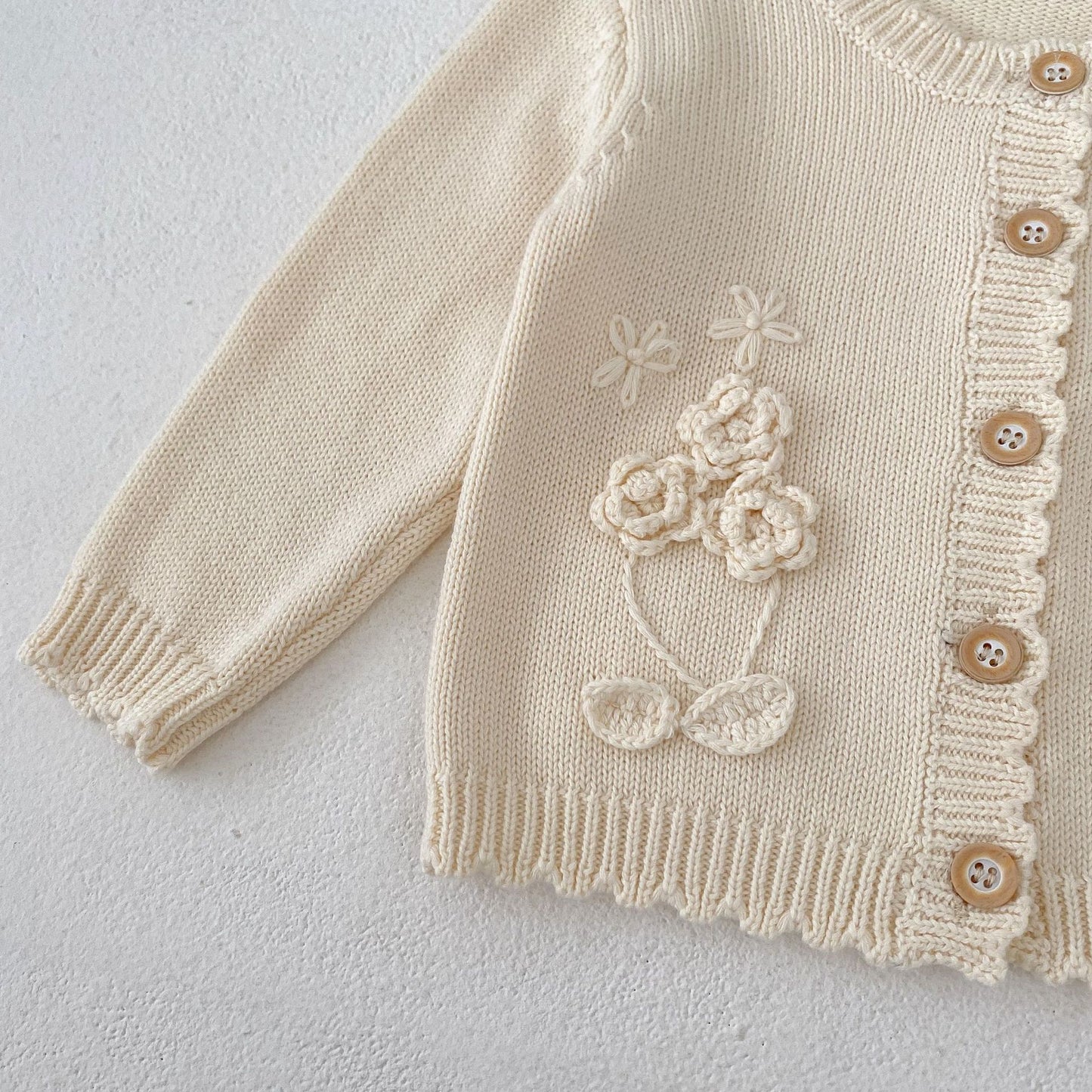 Cárdigan Crema con Flores en Relieve 🌼