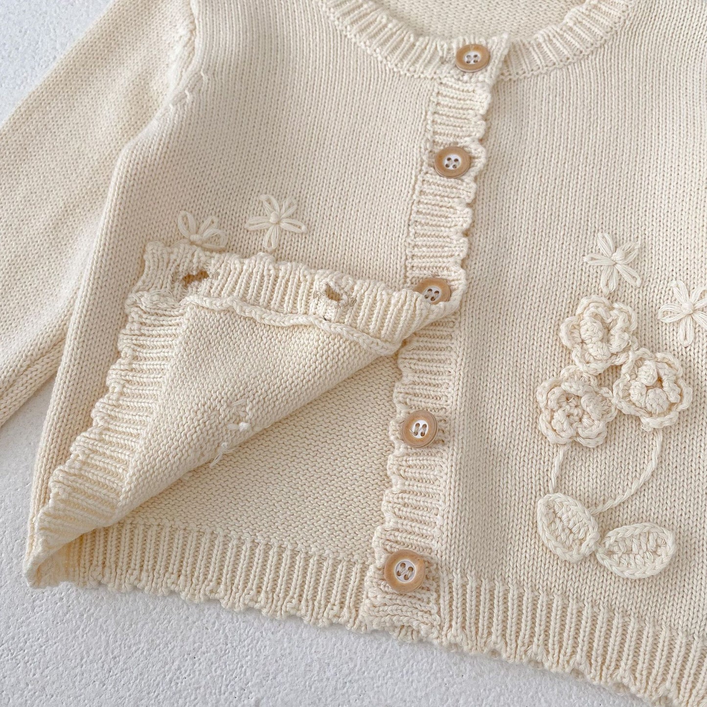 Cárdigan Crema con Flores en Relieve 🌼
