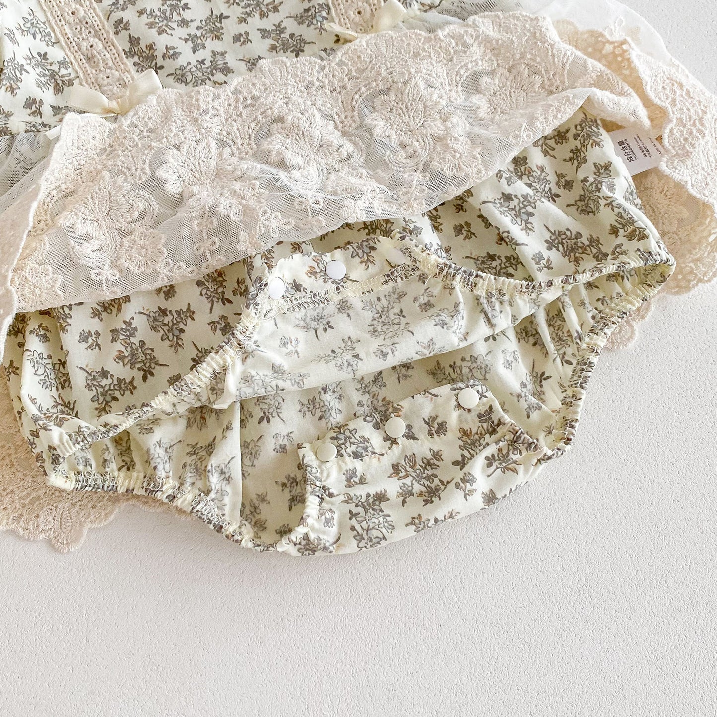 Romper Vestido Floral Vintage con Encaje – Con Gorro
