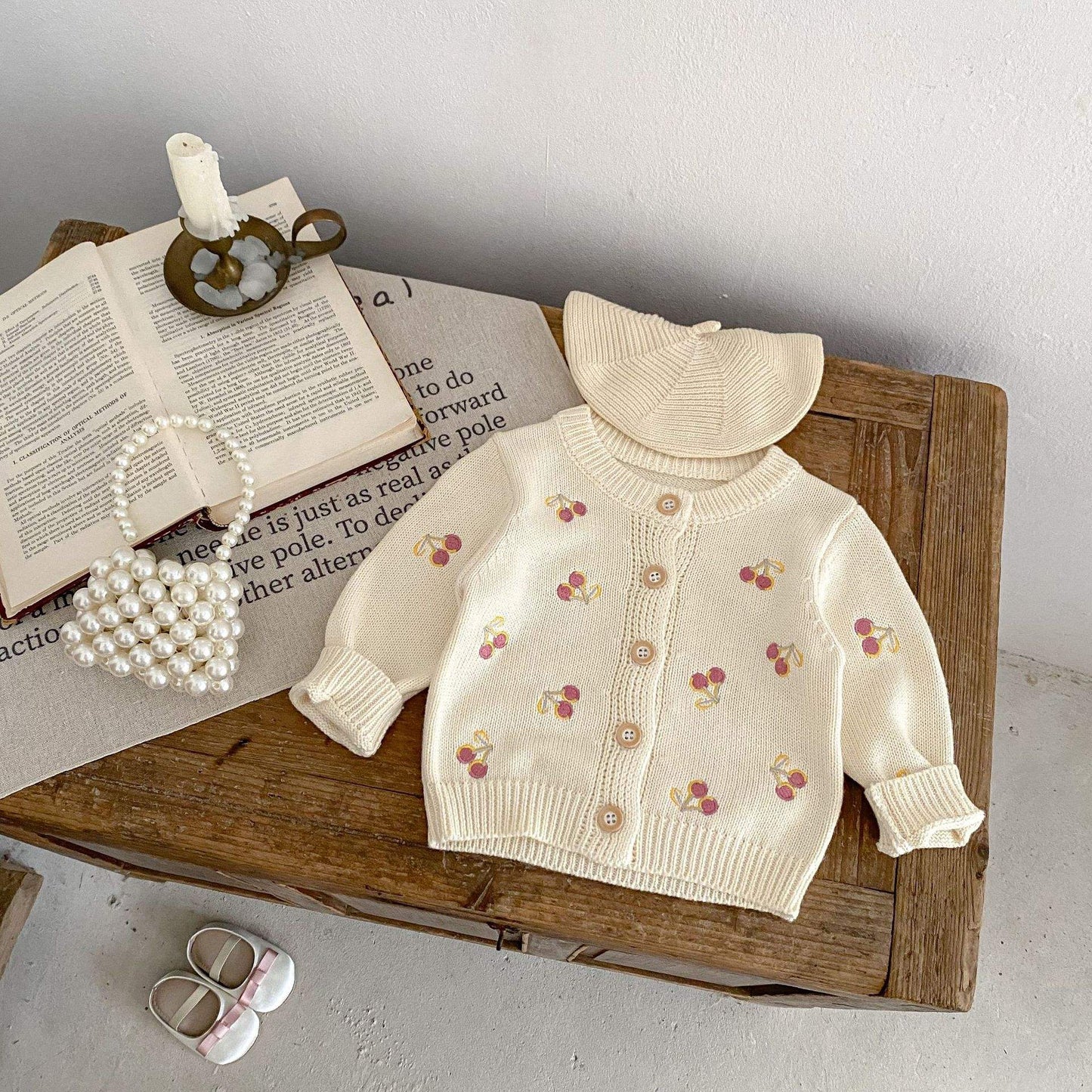 Suéter de Punto con Cerezas Bordadas – Modelo Cherry Knit