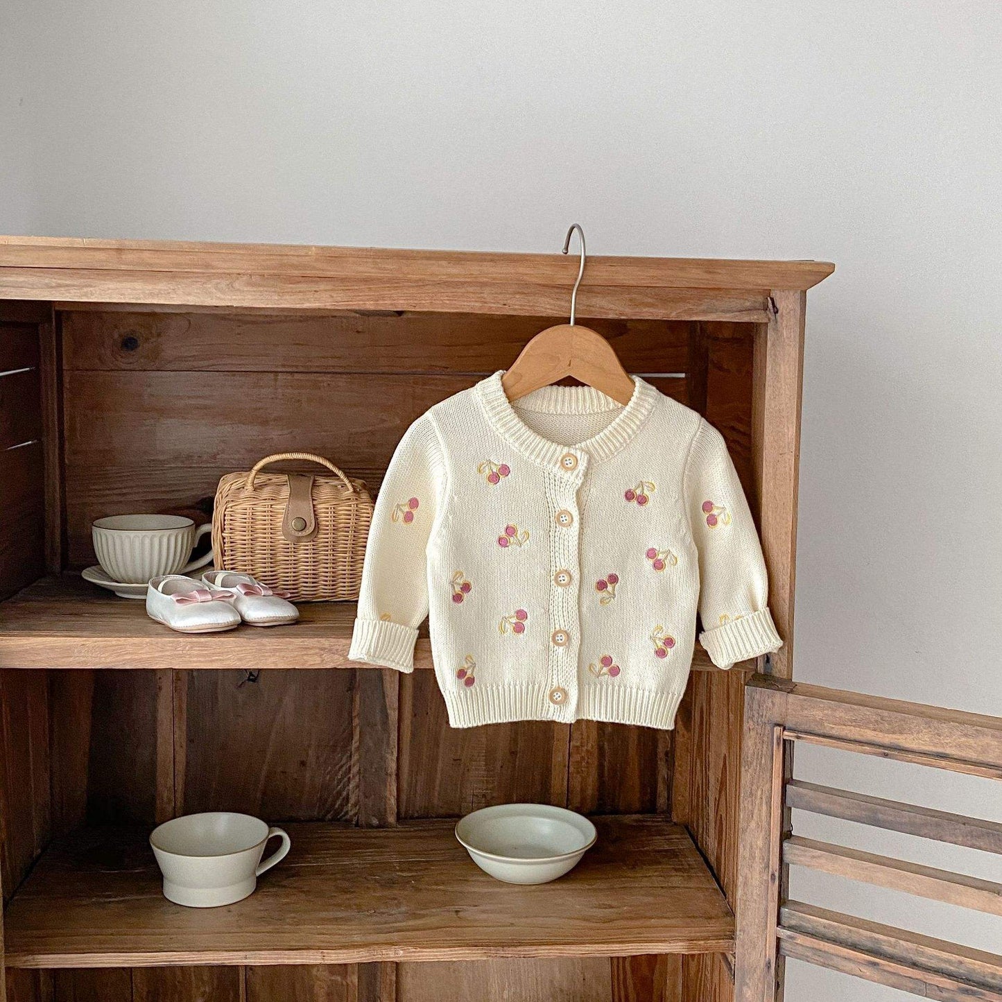 Suéter de Punto con Cerezas Bordadas – Modelo Cherry Knit