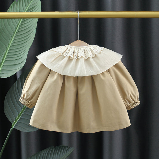 Abrigo Beige con Cuello de Encaje Vintage