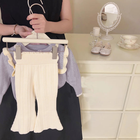 Conjunto Tejido Lila y Blanco para Niña – Suéter con Volantes y Pantalón Acampanado
