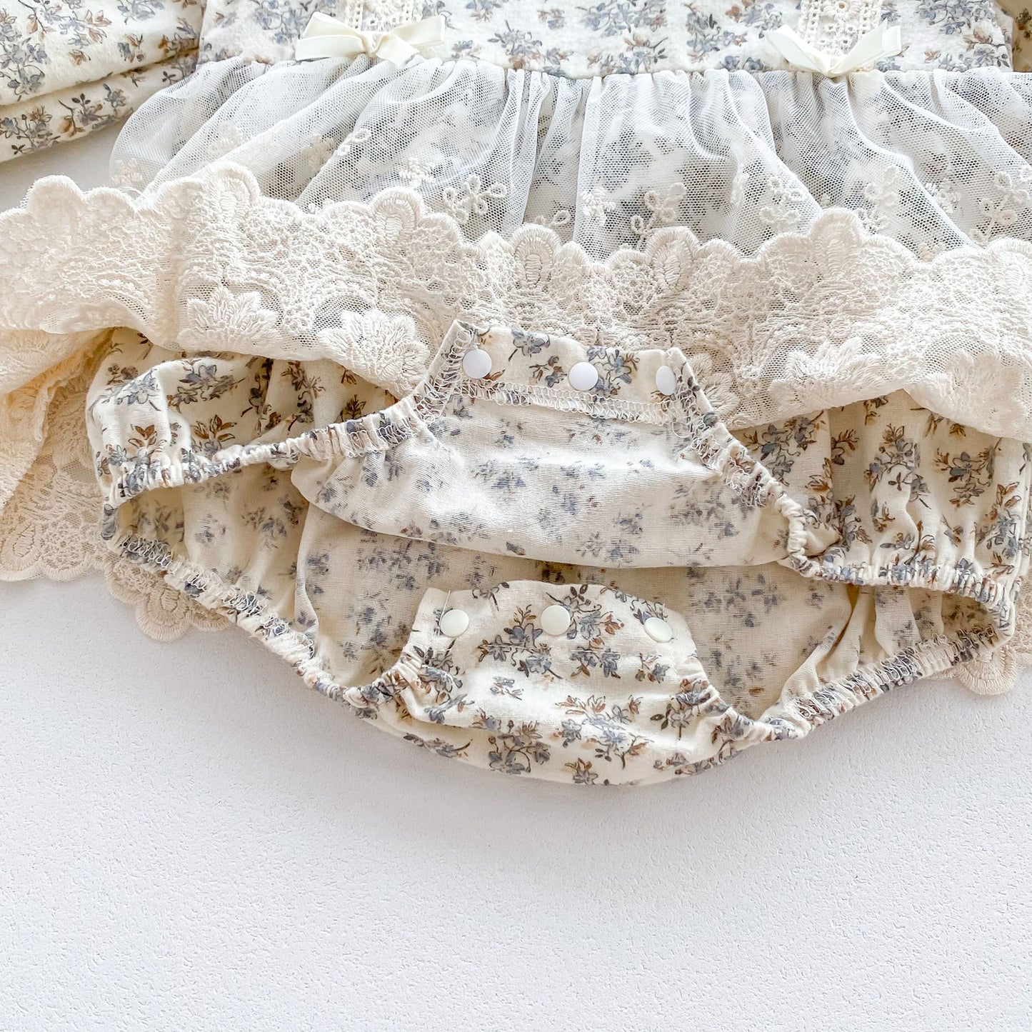 Vestido Vintage Floral con Gorro – 2 piezas