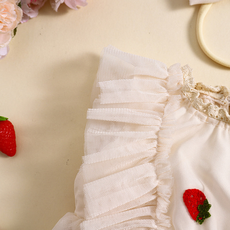 Enterizo Beige con Fresas Bordadas y Volantes de Tul
