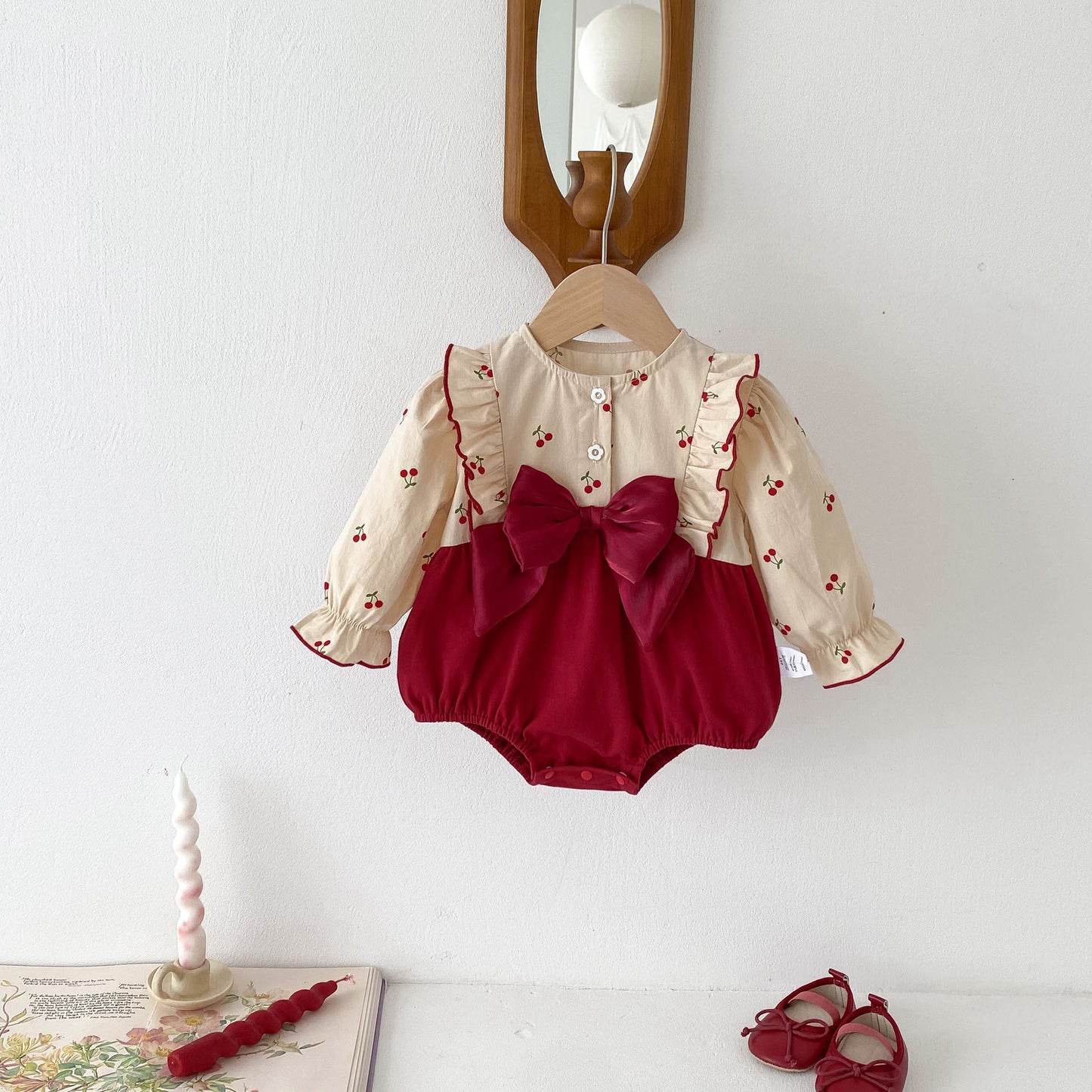 Enterizo con Moño Rojo y Estampado de Cerezas – Estilo Festivo para Bebé Niña