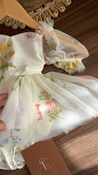 Vestido Marfil Hada Floral con Lazo de Tul y Bordados