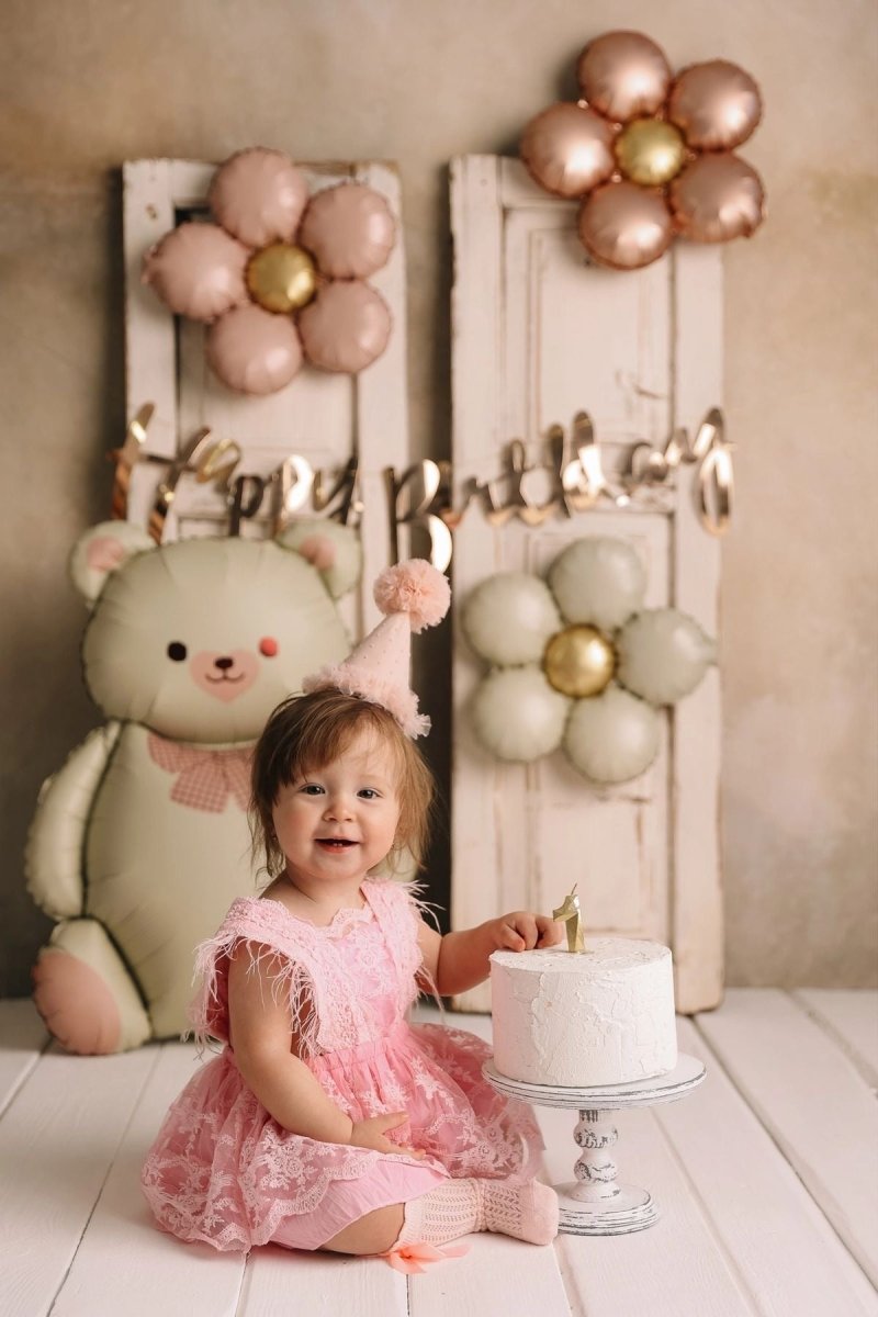 Vestido Rosa de Encaje con Plumas – Glamour y Dulzura en una sola prenda | Vestido de Encaje | Ropa de bebé y niña | El Closet de Emma Imagen principal del producto