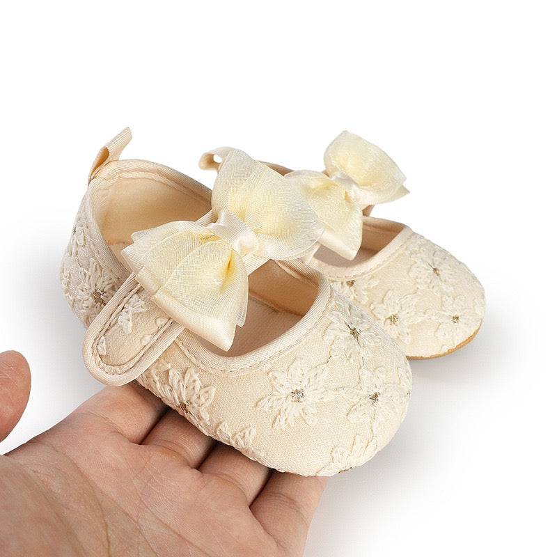 Zapatos Amarillo de Encaje con Lazo para Bebé | Elegantes y Suaves Imagen principal del producto