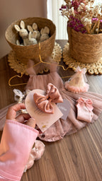 Outfit Vintage Rosa Empolvado para Bebé Niña | Vestido de Tul Elegante con Accesorios | El Clóset de Emma