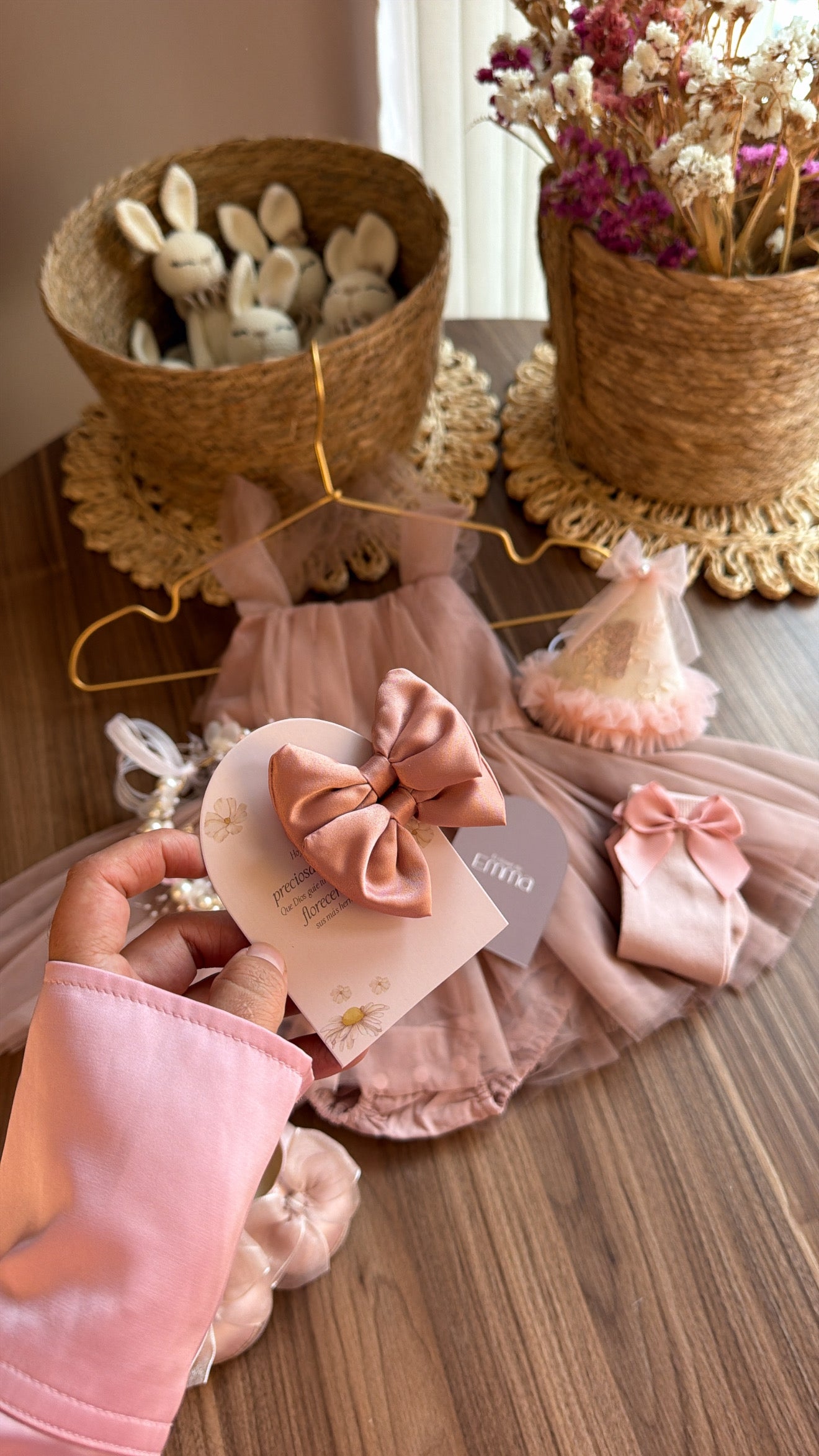 Outfit Vintage Rosa Empolvado para Bebé Niña | Vestido de Tul Elegante con Accesorios | El Clóset de Emma