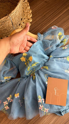 Vestido Tul Azul Bordado Floral con Lazo – Ocasiones Especiales | Vestido de Encaje | Ropa de bebé y niña | El Closet de Emma
