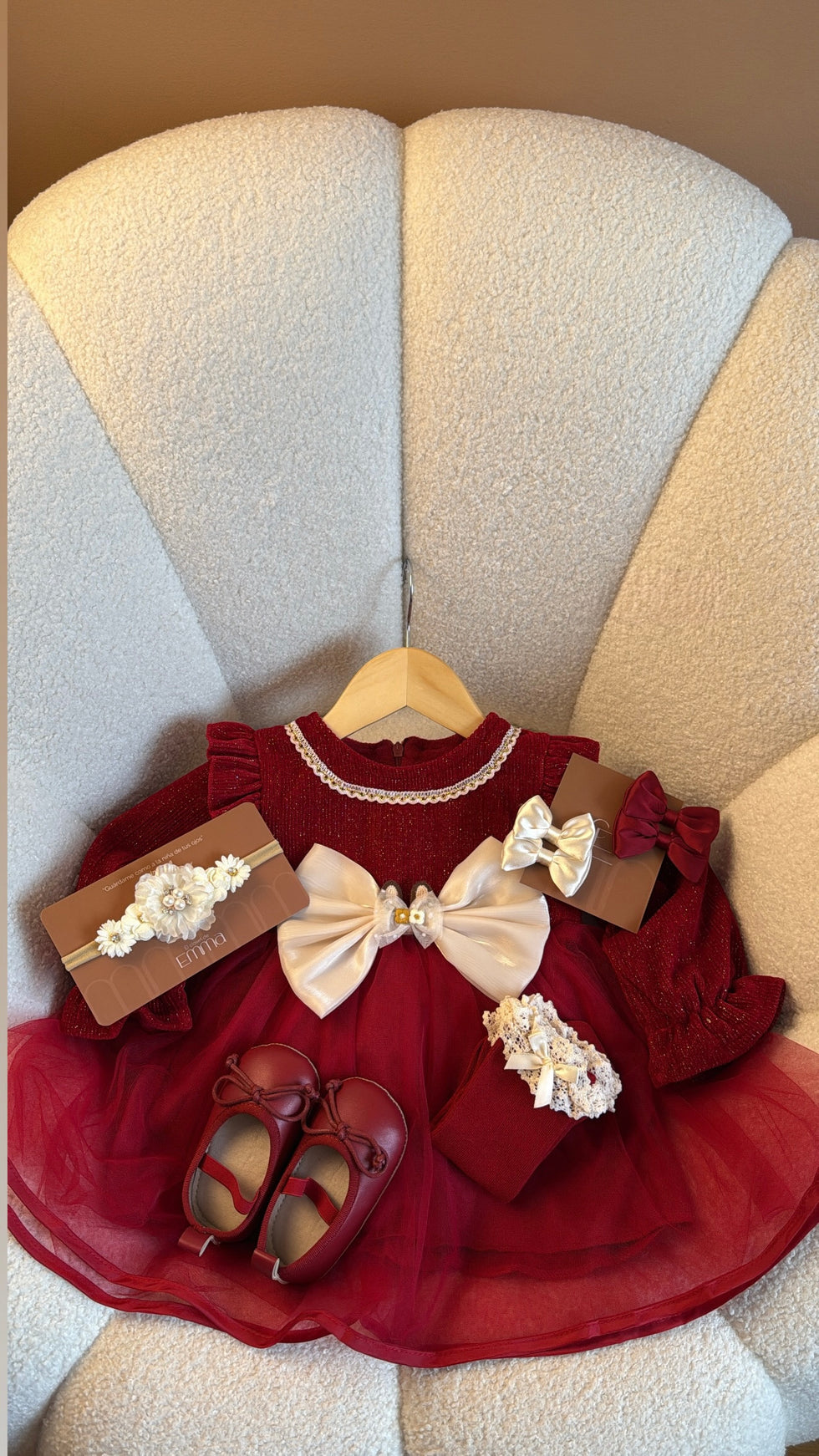 Outfit completo Vestido Rojo de Tul con Lazo Perlado – Manga Larga