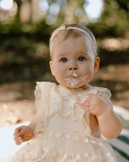 Enterizo Beige con Encaje Floral y Volantes Laterales