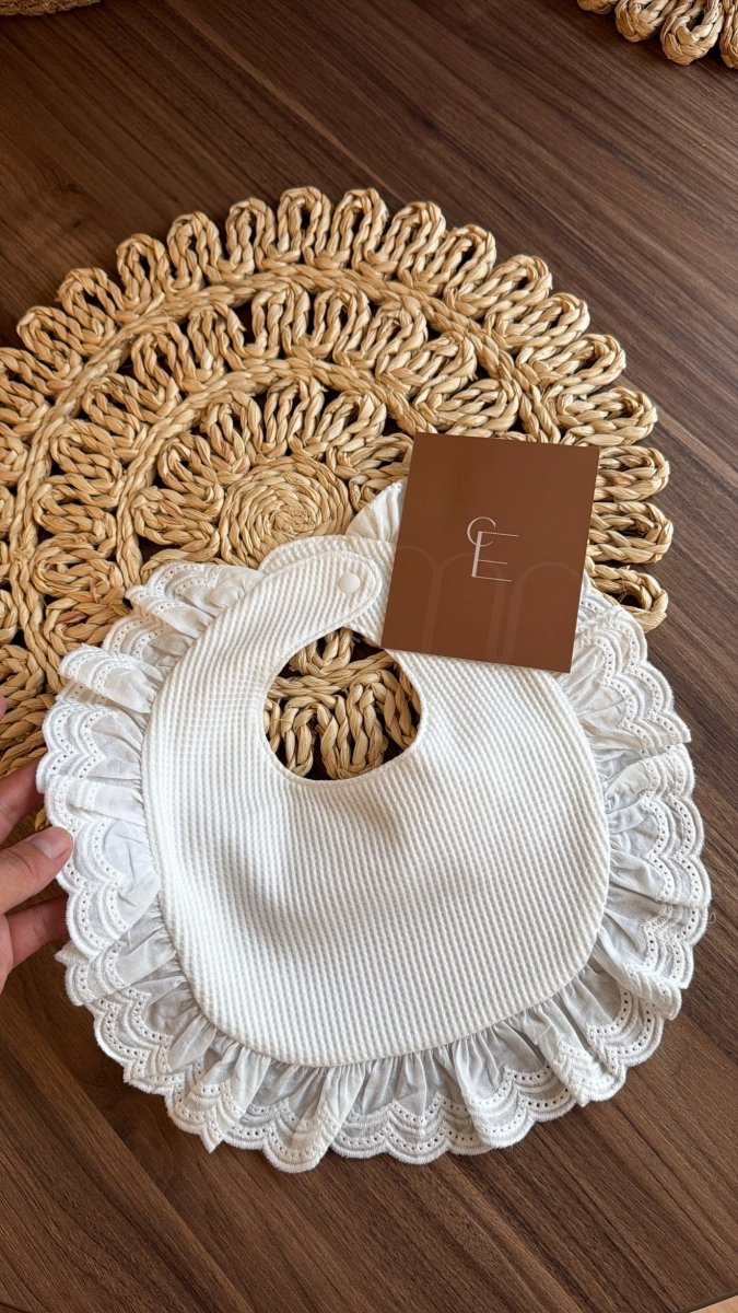 Babero Elegante para Bebé con Encaje Blanco | | Ropa de bebé y niña | El Closet de Emma