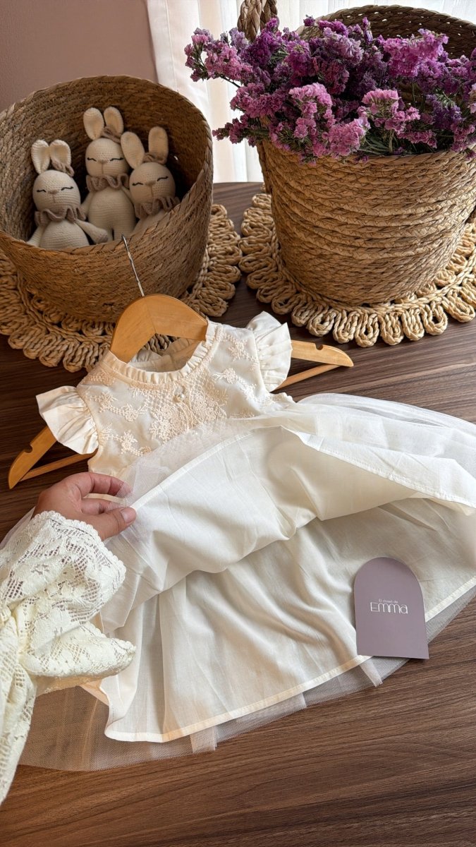 Vestido de Bautizo para Bebé Niña en Tul Bordado Marfil | El Closet de Emma Imagen secundaria del producto