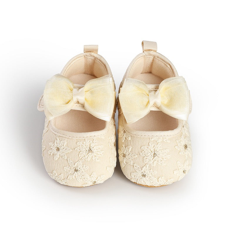 Zapatos Amarillo de Encaje con Lazo para Bebé | Elegantes y Suaves Imagen secundaria del producto