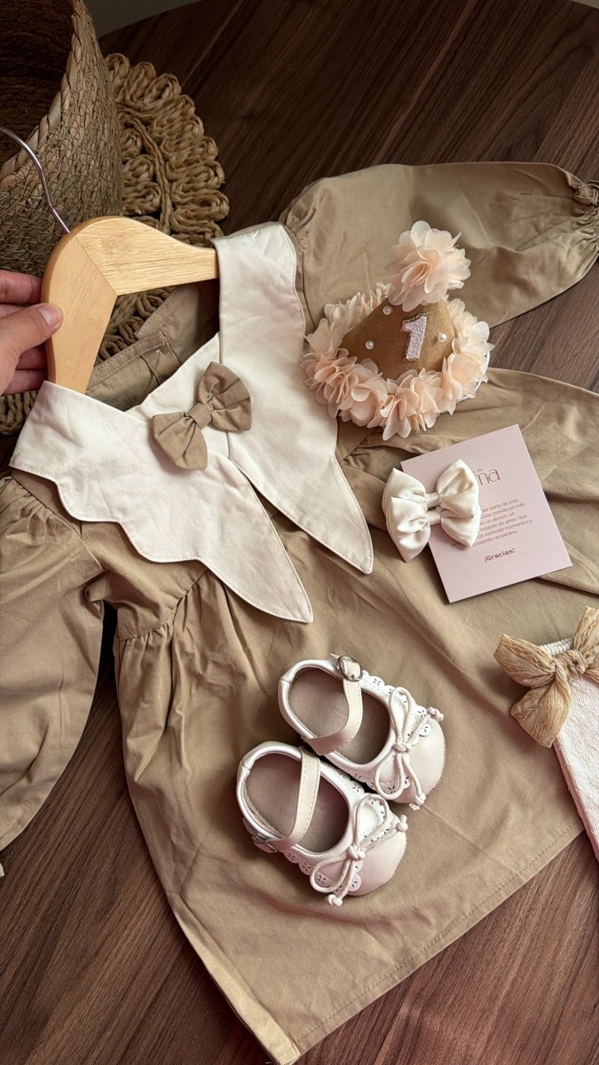 Outfit Elegancia Beige – 1er Añito Imagen secundaria del producto