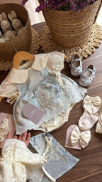 Conjunto Bebé Niña Celeste Vintage con Vestido de Encaje y Accesorios | | Ropa de bebé y niña | El Closet de Emma