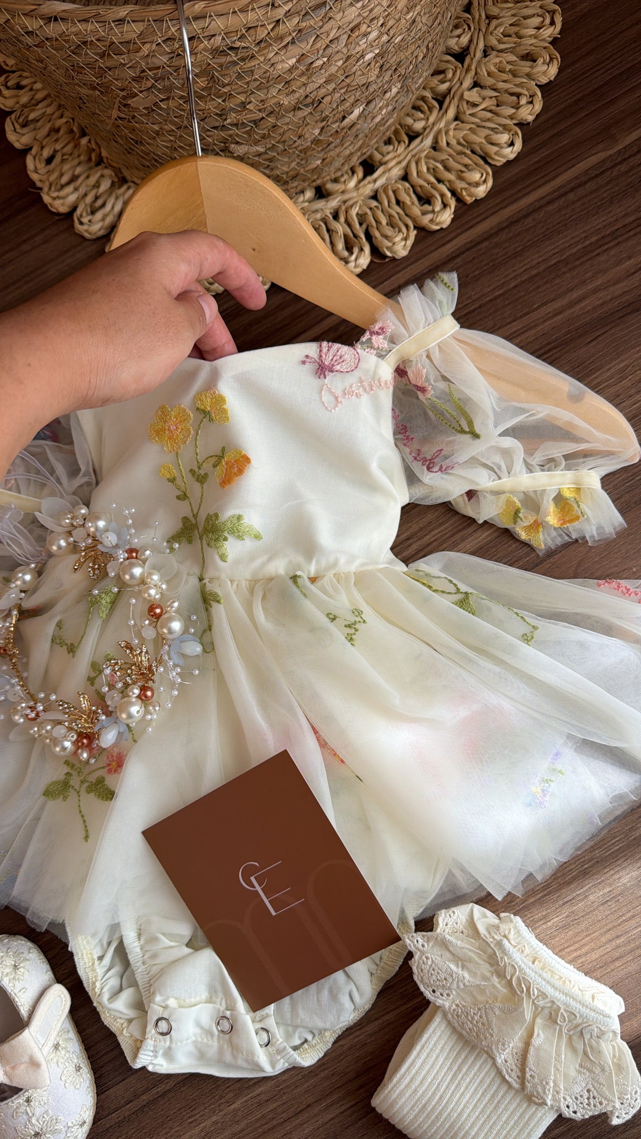 Vestido Marfil Hada Floral con Lazo de Tul y Bordados Imagen secundaria del producto