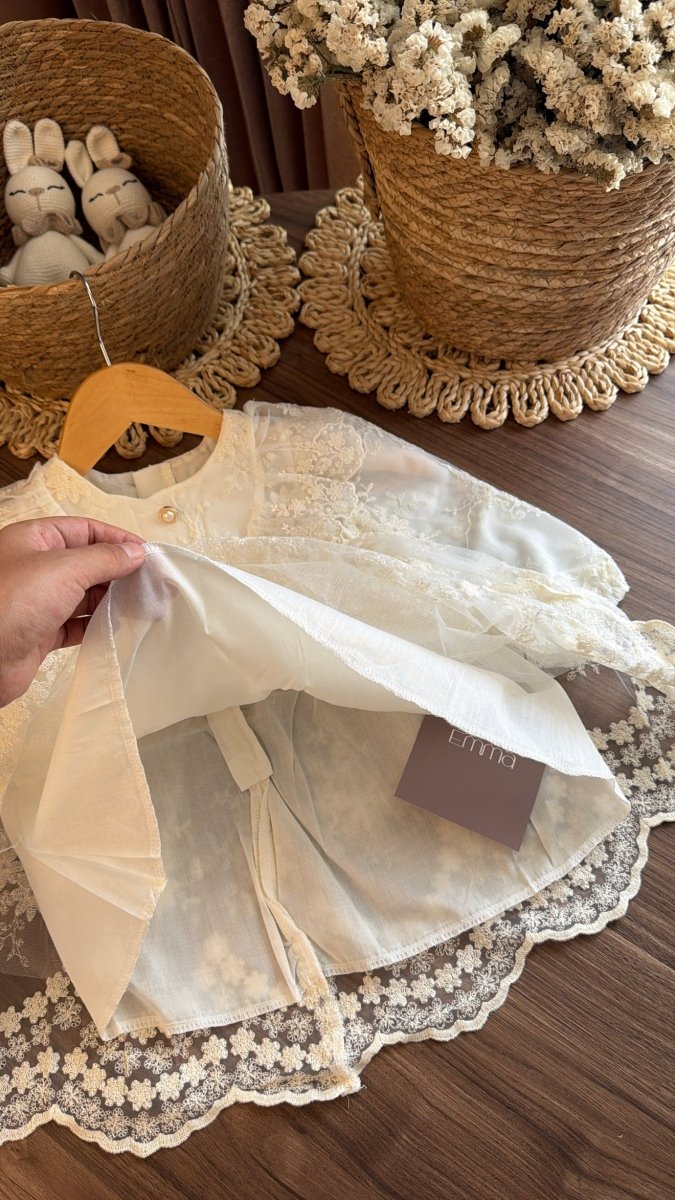 Outfit de Bautizo para Niña en Marfil con Encaje Floral, Zapatos y Tiara de Perlas | El Clóset de Emma | | Ropa de bebé y niña | El Closet de Emma