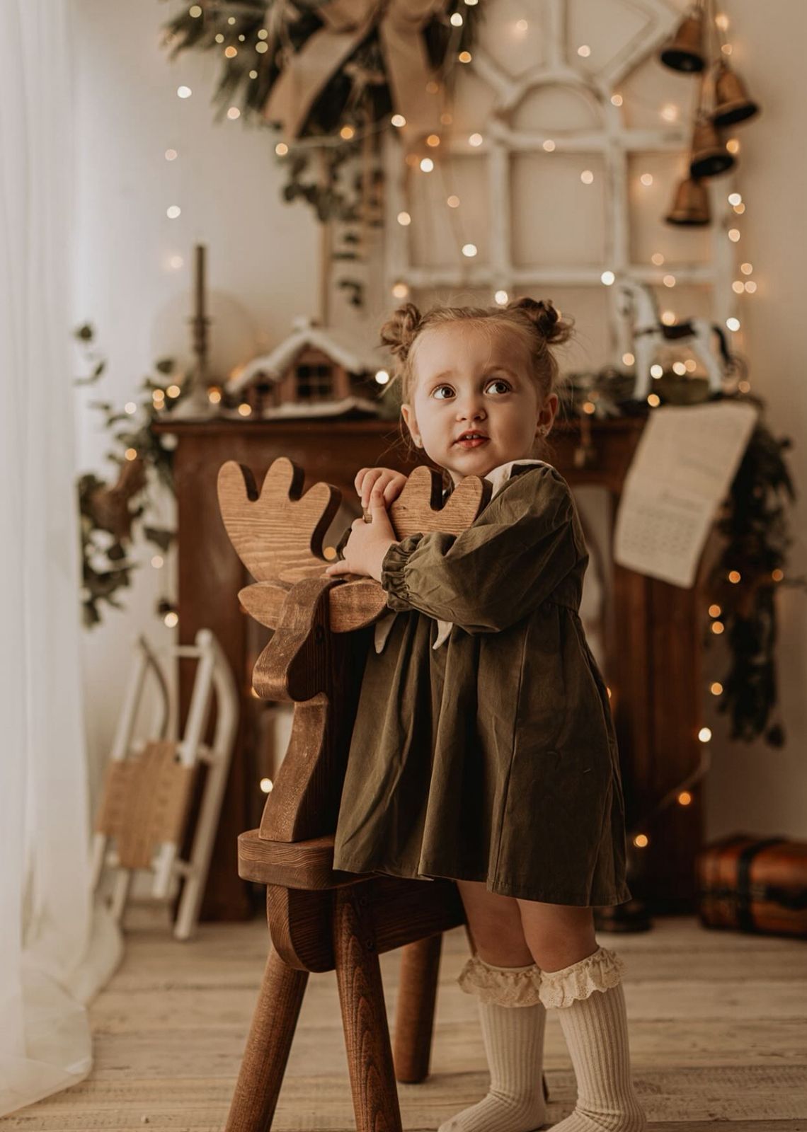 Vestido Verde Oliva con Cuello en Pico y Lazo – Colección Encanto Natural 🌿 Imagen secundaria del producto