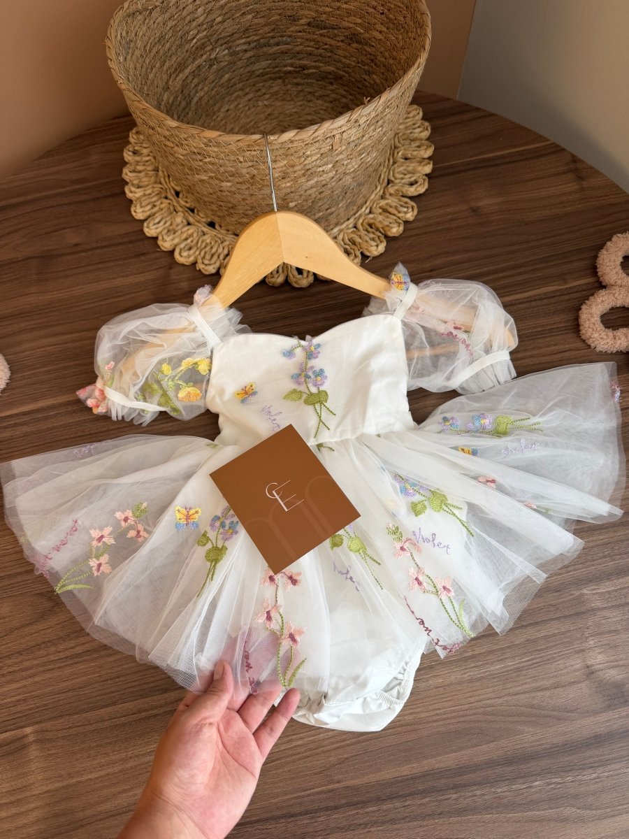 Vestido Floral Blanco Tul Lazo – Edición Encanto | Vestido de Encaje | Ropa de bebé y niña | El Closet de Emma Imagen principal del producto