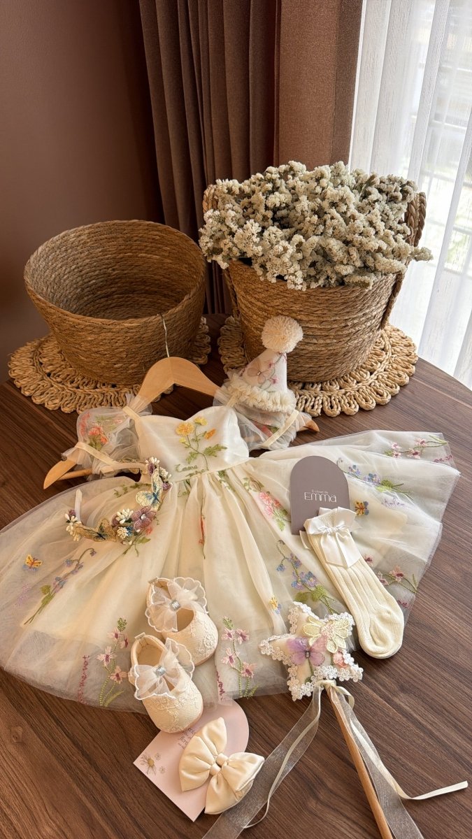 Outfit de Cumpleaños para Bebé Niña con Vestido Floral Vintage, Zapatos y Accesorios de Hada | | Ropa de bebé y niña | El Closet de Emma Imagen principal del producto