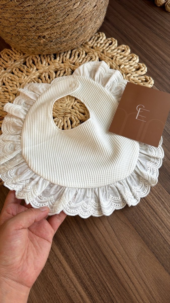 Babero Elegante para Bebé con Encaje Blanco | | Ropa de bebé y niña | El Closet de Emma Imagen principal del producto