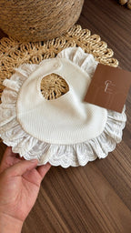 Babero Elegante para Bebé con Encaje Blanco | | Ropa de bebé y niña | El Closet de Emma
