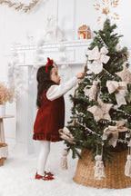 Vestido Burdeos con Volantes y Bolso de Lazo – Estilo Clásico para Niña