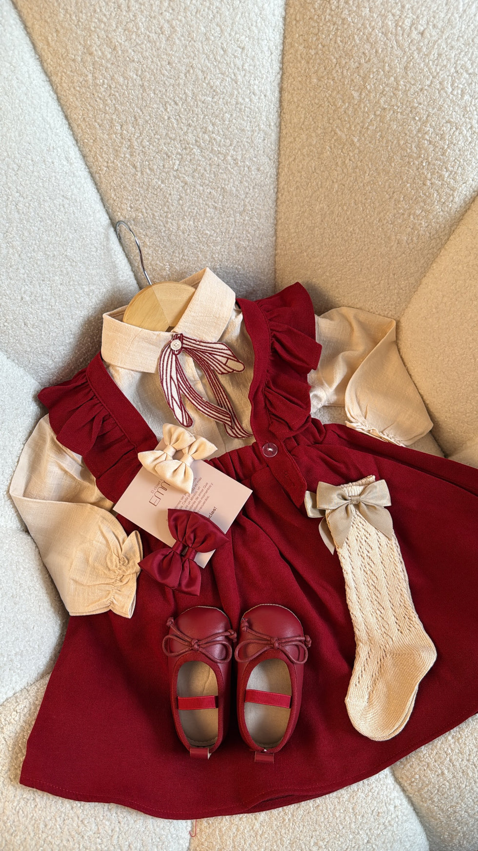 Outfit completo Vestido Rojo Clásico con Blusa Beige – Colección Navidad Mágica