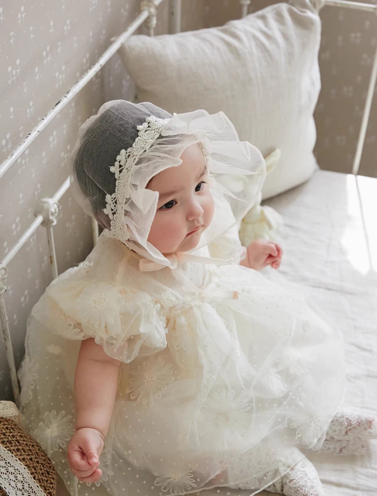 Vestido de Tul Bordado Color Marfil con Mangas Abullonadas