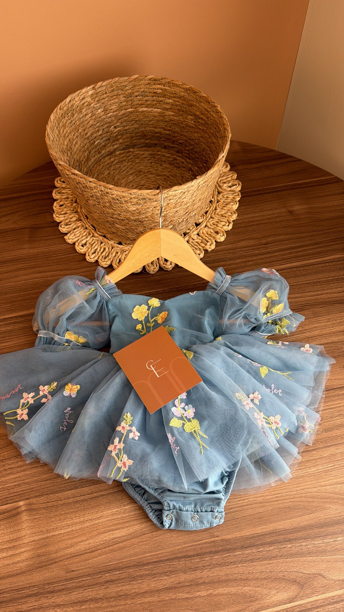 Vestido Tul Azul Bordado Floral con Lazo – Ocasiones Especiales Imagen principal del producto